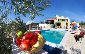 Geräumige Ferienvilla Mit Pool Und Meerblick